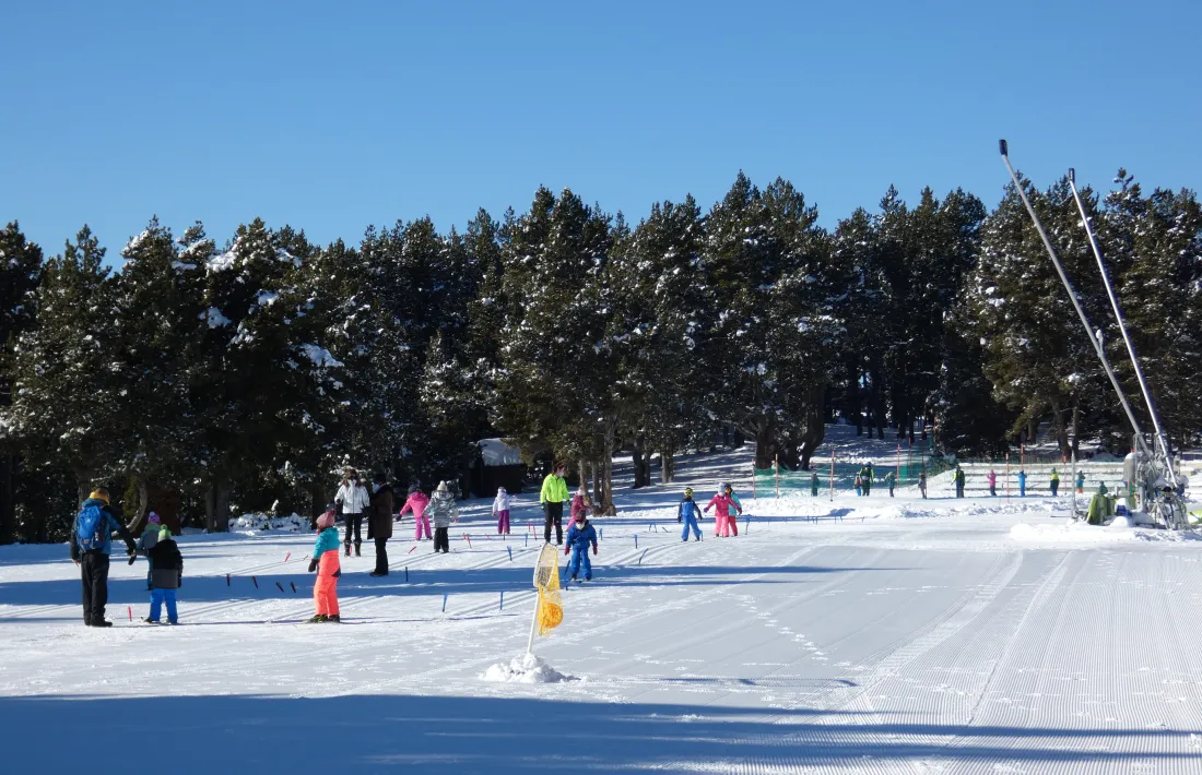 Infants practicant esquí de fons a Naturland.