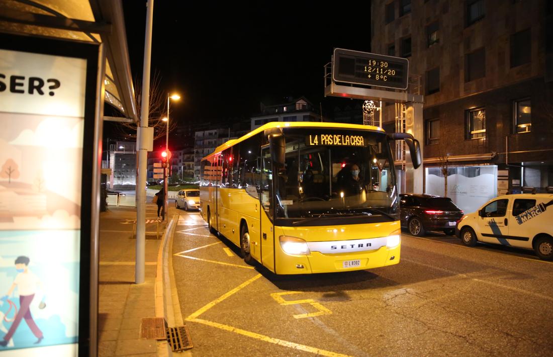 Un autobús de línia en el seu trajecte cap al Pas de la Casa.