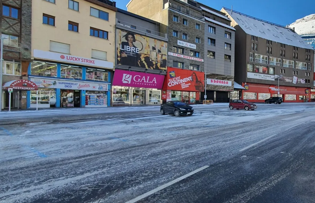 Un dels carrers del Pas de la Casa sense turistes durant l'etapa de majors restriccions a causa de la pandèmia del coronavirus.