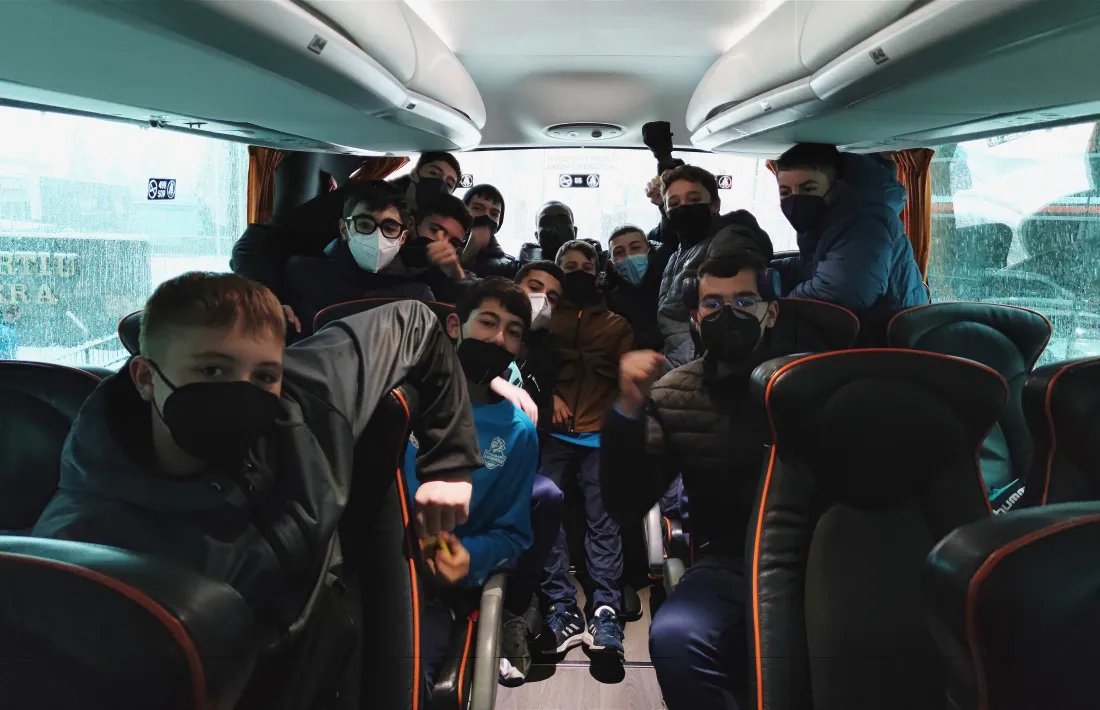Moussa Diagne, amb l'equip infantil de la MiniCopa. 