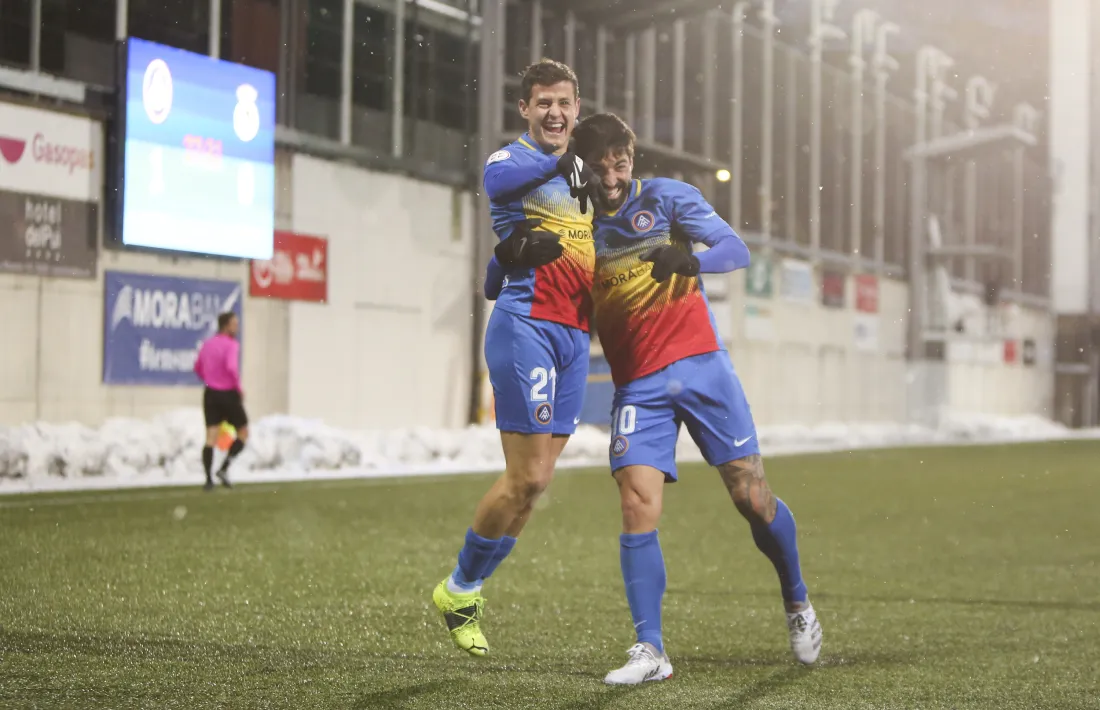 Rubén Bover i Carlos Martínez celebren un dels gols de l’FC Andorra contra el Balompédica Linense.