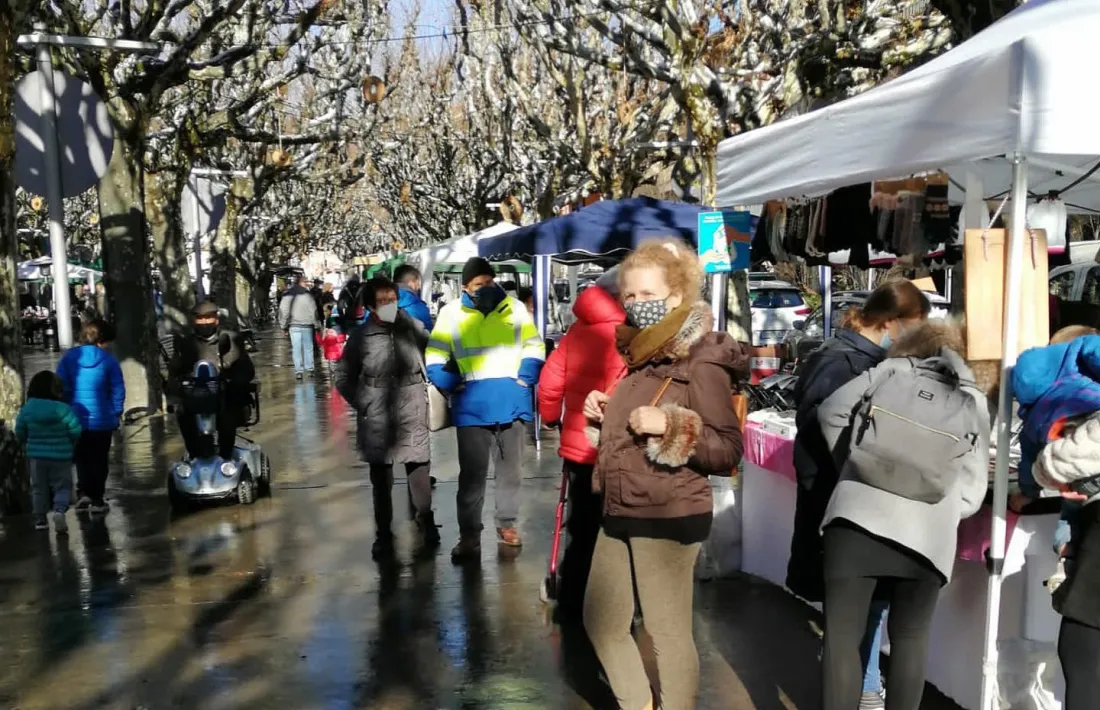 El mercat de la Fada del Quer, al passeig Joan Brudieu, una de les propostes comercials a l’entorn de les pròximes festes.