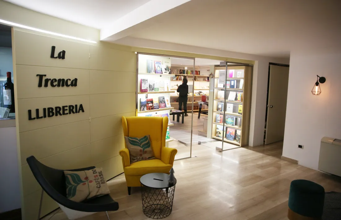 L’entrada a la Trenca es fa per l’altell del local de plaça Rebés que comparteix amb un restaurant i un gimnàs.