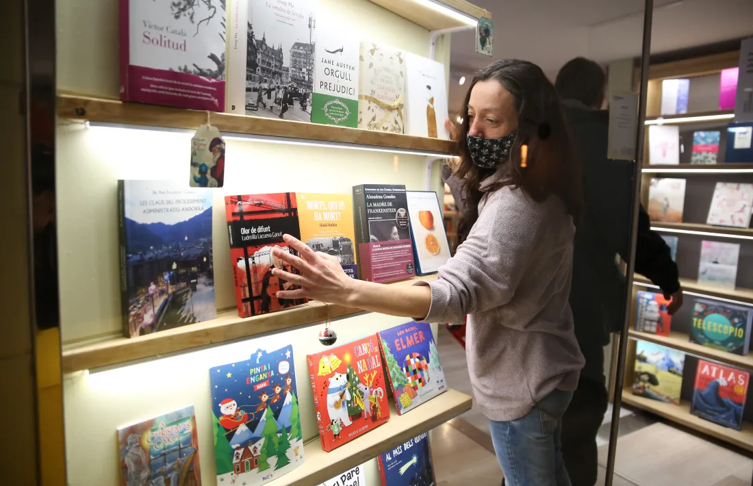 Diéguez col·loca a l'aparador un exemplar d''Olor de difunt', l'última novel·la de Ludmila Lacueva.