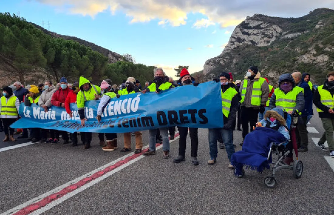Un centenar de veïns ha donat suport a la família de la Maria, també present a la protesta. 