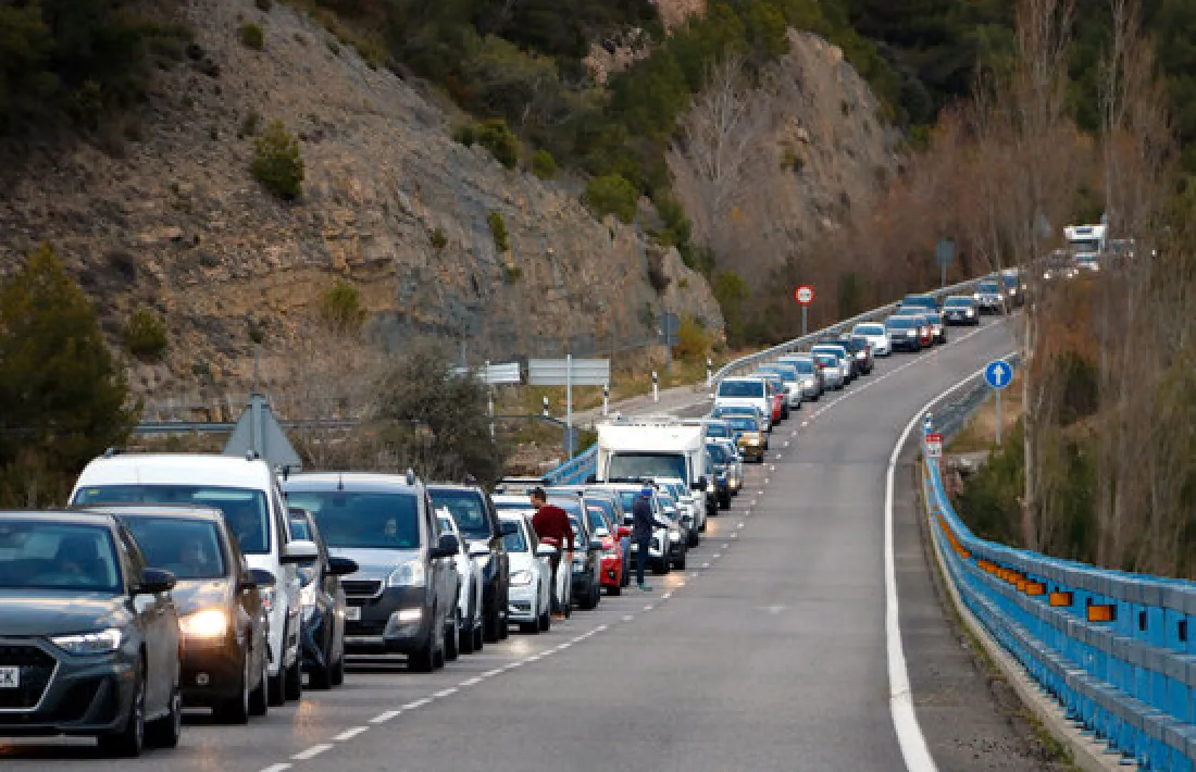 Els talls han generat quatre kilòmetres de cua en sentit sud i tres de pujada. 