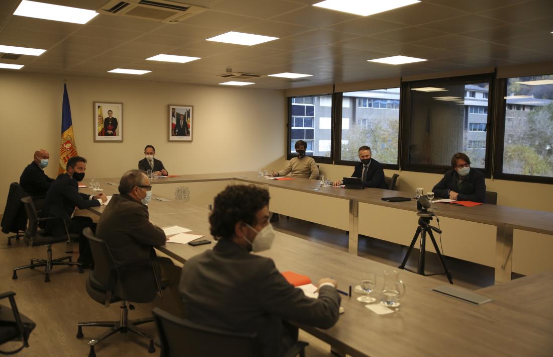 Un moment de la reunió del cap de Govern i el ministre de Salut amb els presidents dels cinc grups parlamentaris.