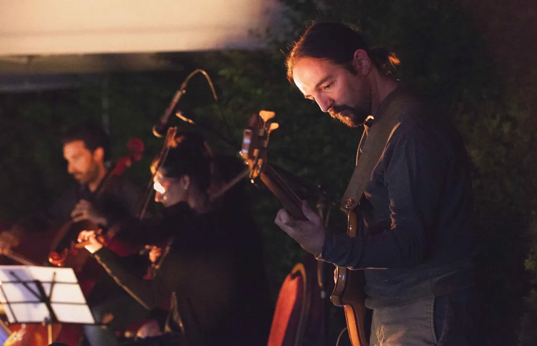 El baixista Landry Riba, impulsor de White Tour, junt amb la catalana Elisa Mas.