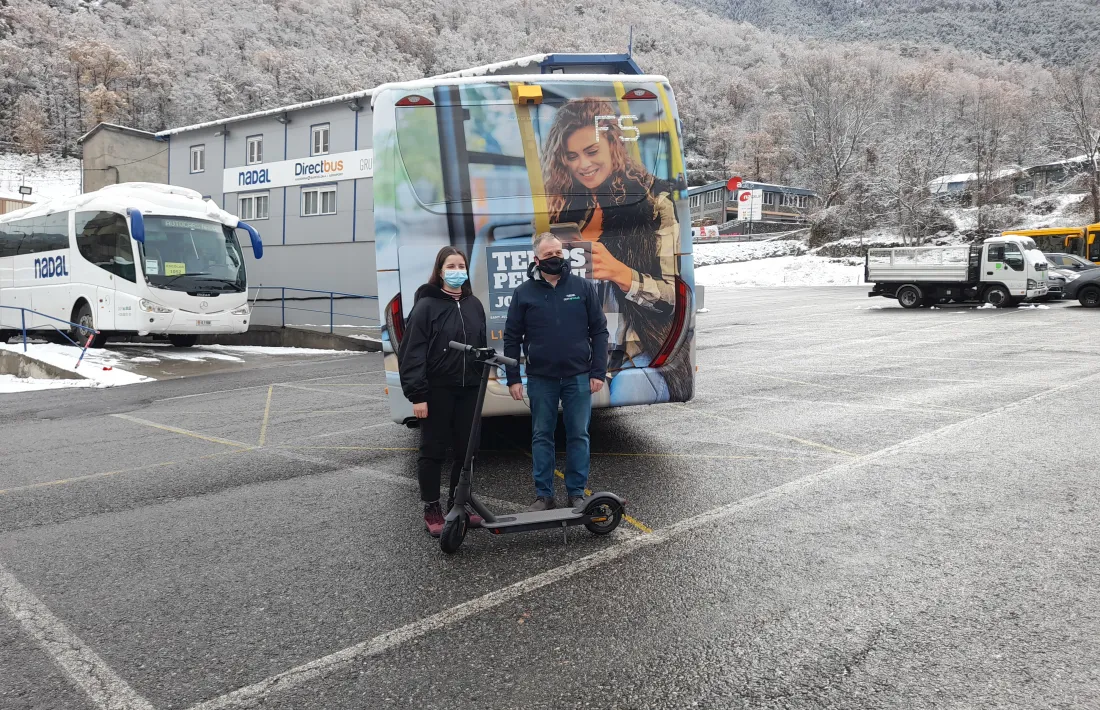 Gabriel fent l'entrega del patinet a la guanyadora de l'enquesta de satisfacció. 