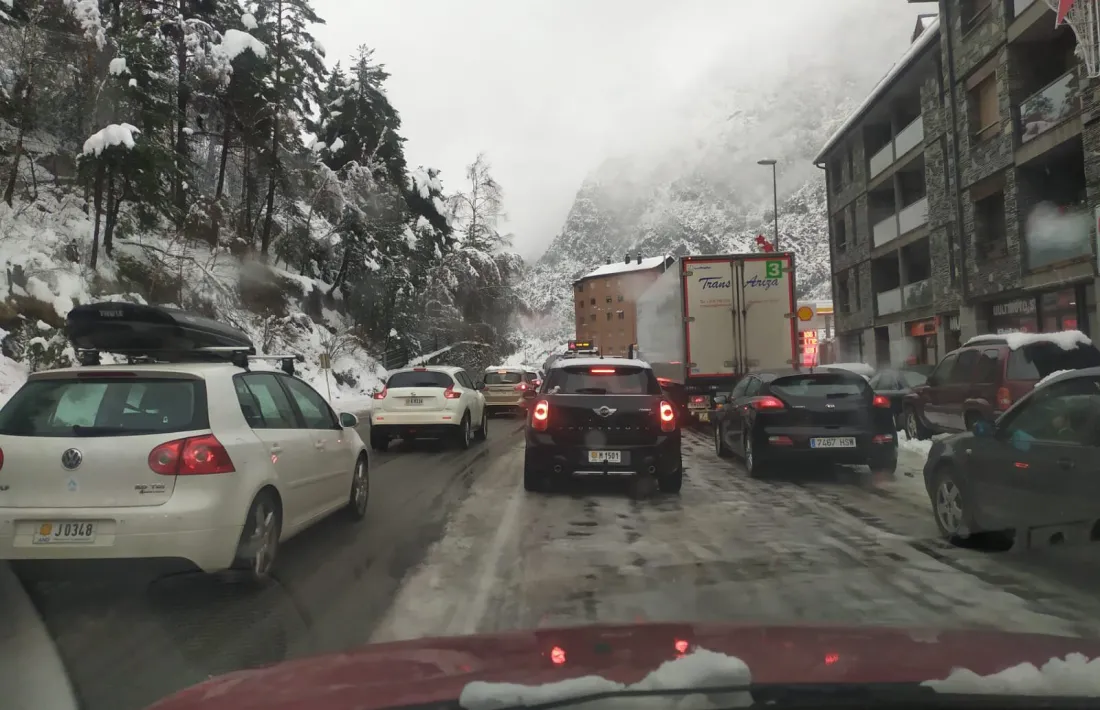 Retencions a Encamp per culpa de les nevades.