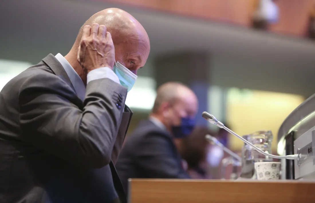 El titular de Salut, Joan Martínez Benazet, es col·loca la mascareta després d’una intervenció al Consell General.