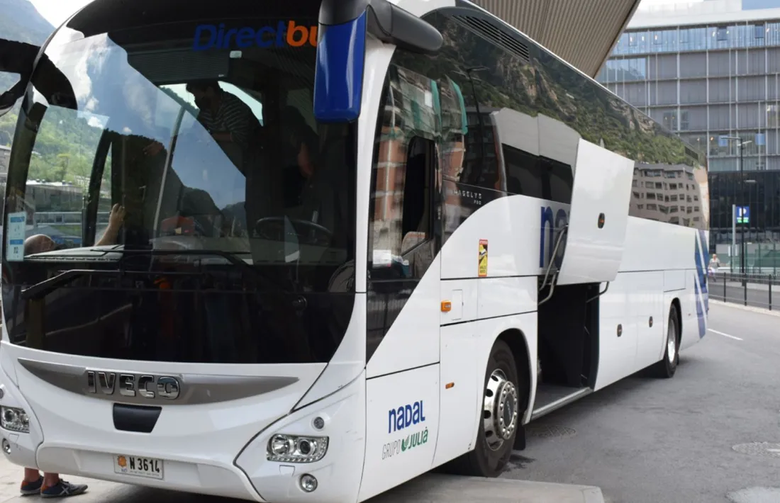 Un autobús del Direct Bus a punt de sortir cap a Barcelona.