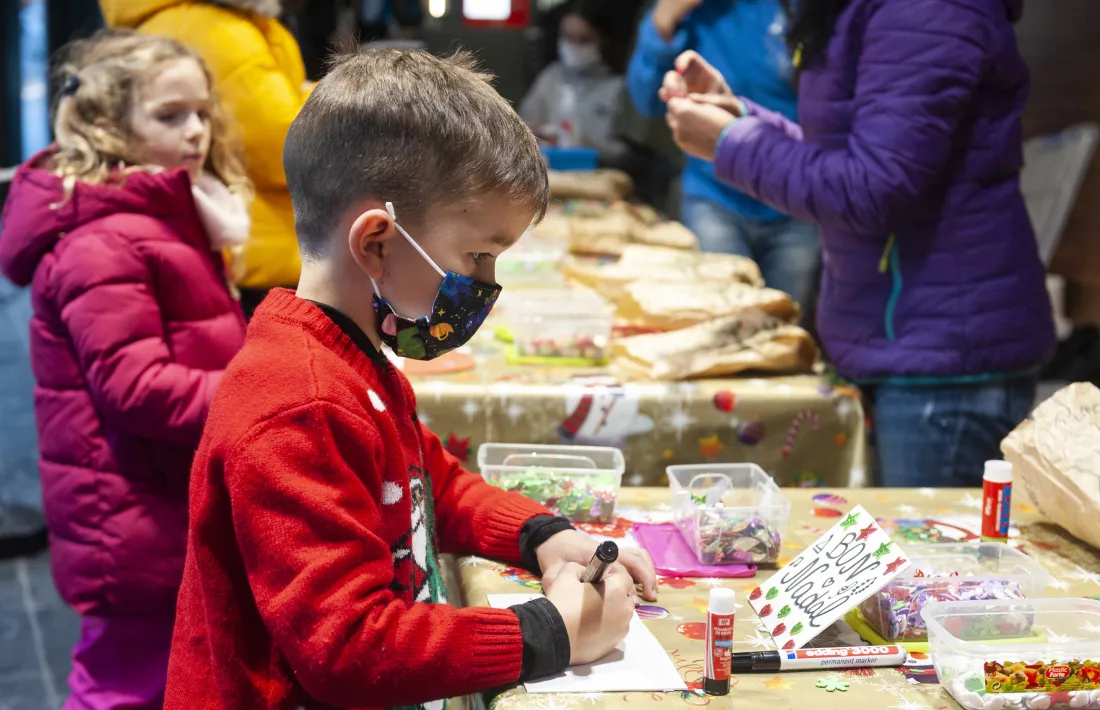 Un dels tallers de decoració nadalenca en el marc de l'Ara ve Nadal.
