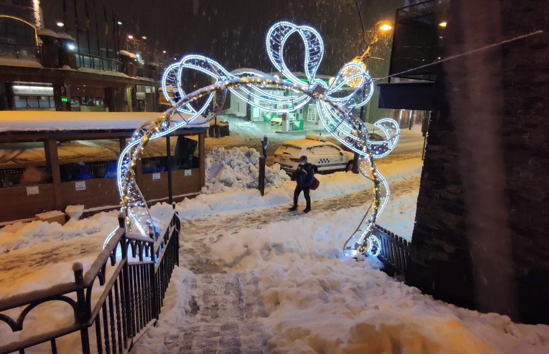 Pocs vianants s’atrevien a caminar per la Massana la nit de divendres.