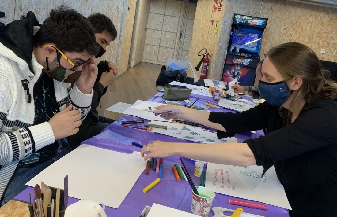 Joves en el taller d'Anissa.