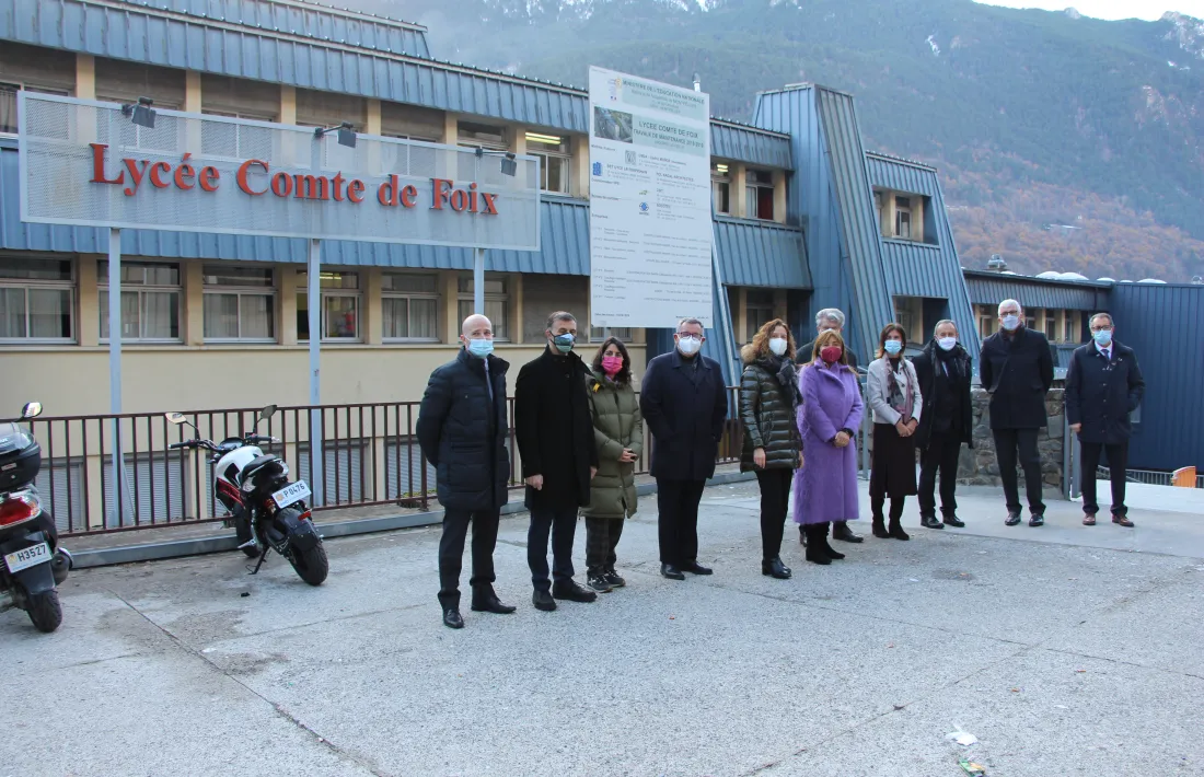Representants de FEDA presenten a les autoritats la connexió del Lycée a la xarxa de calor.