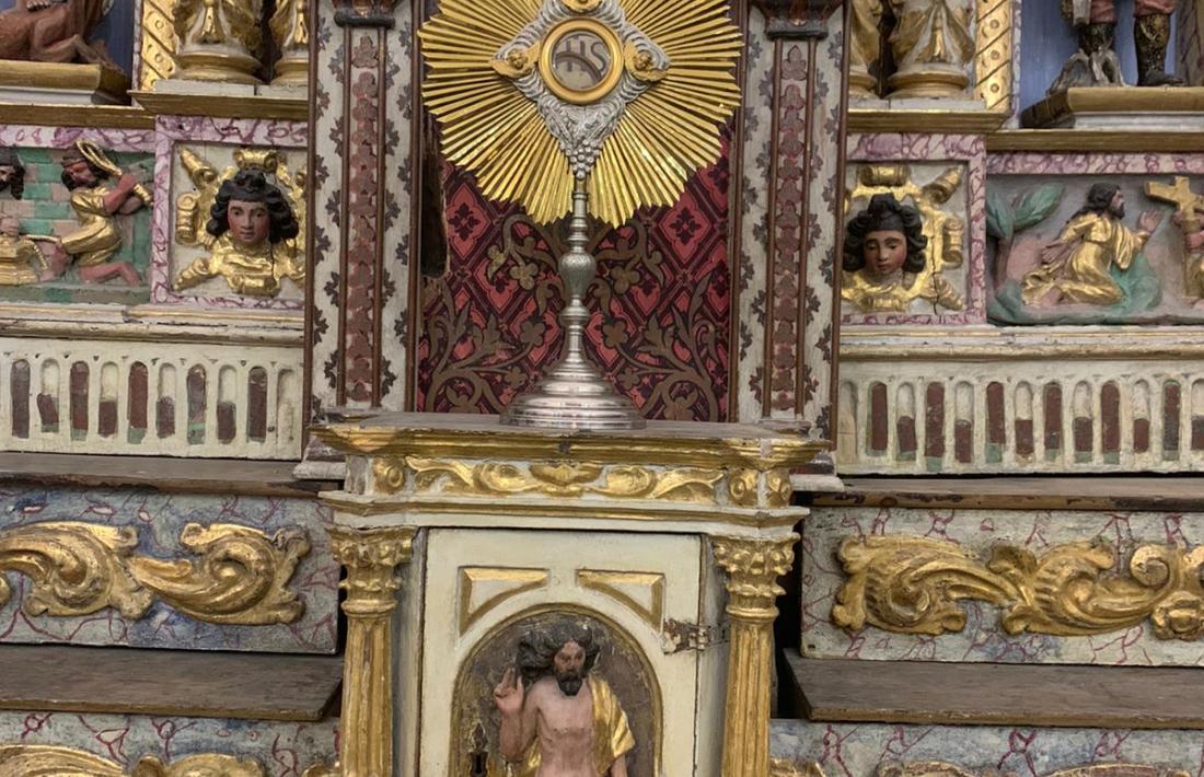 La custòdia, damunt del sagrari i just davant de la fornícula on es conservava. L'acvtual és del XIX i no cabia al nínxol, per això s'hi va acabar col·locant una imatge de la Mare de Déu del Roser.