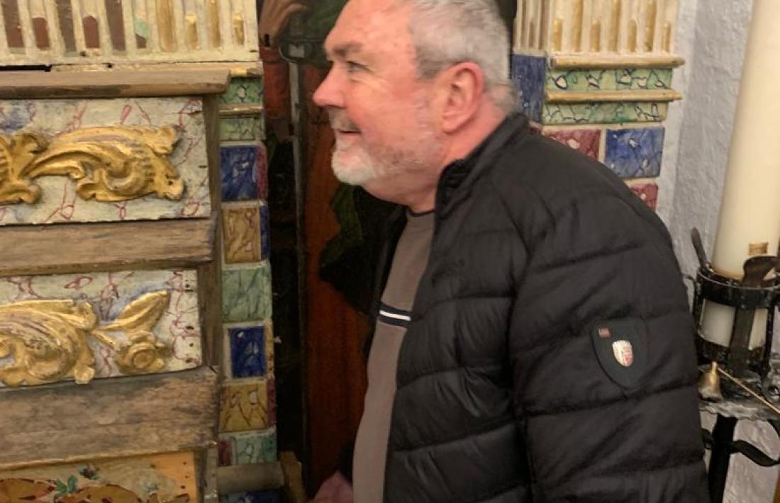 Domènec Bascompte manipula la maneta amb què s'activa el mecanisme que obre i tanca la porta de l'expositor.