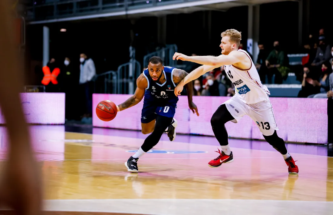 Codi Miller-McIntyre defensat per Zemaitis ahir al Poliesportiu d’Andorra.