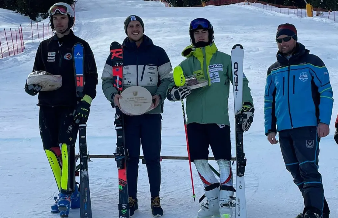 Xavi Cornella, el segon per la dreta, tercer classificat a Hochkrimml.