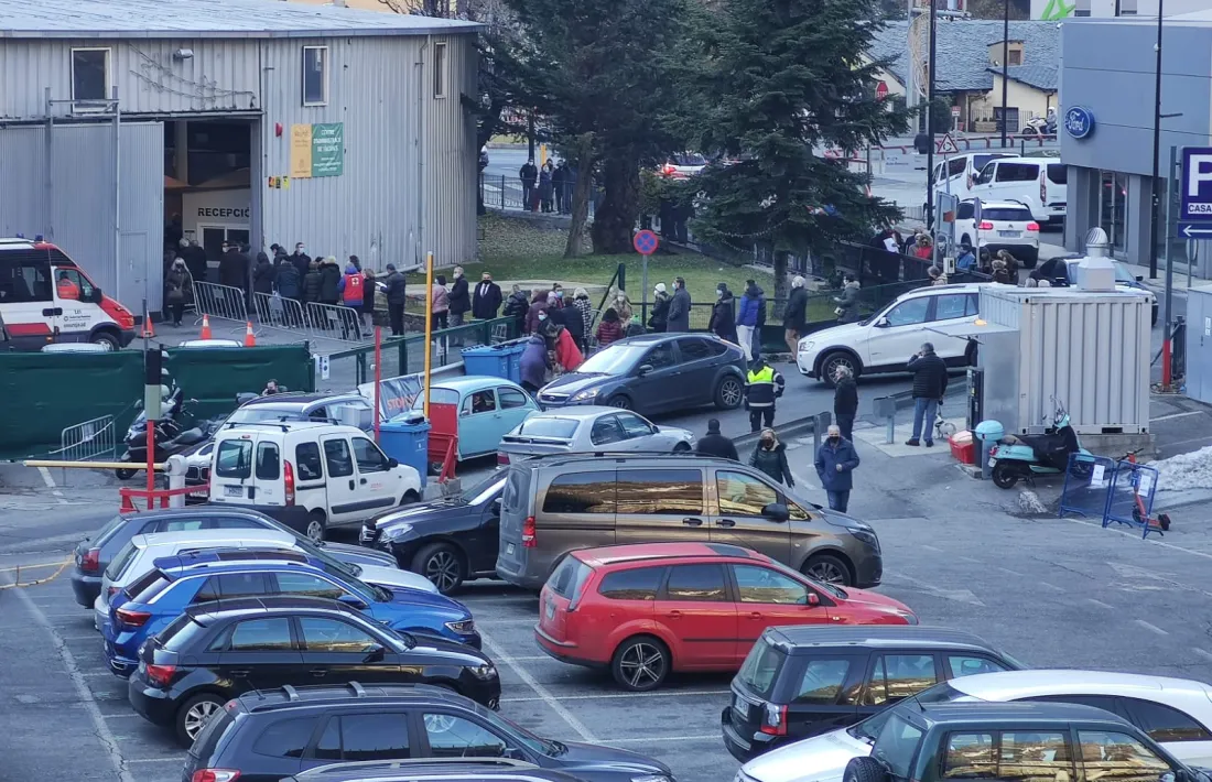 La cua de persones al centre de vacunació.