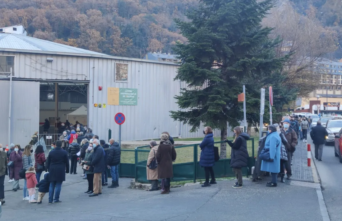 Ciutadans fent cua per vacunar-se aquest matí.