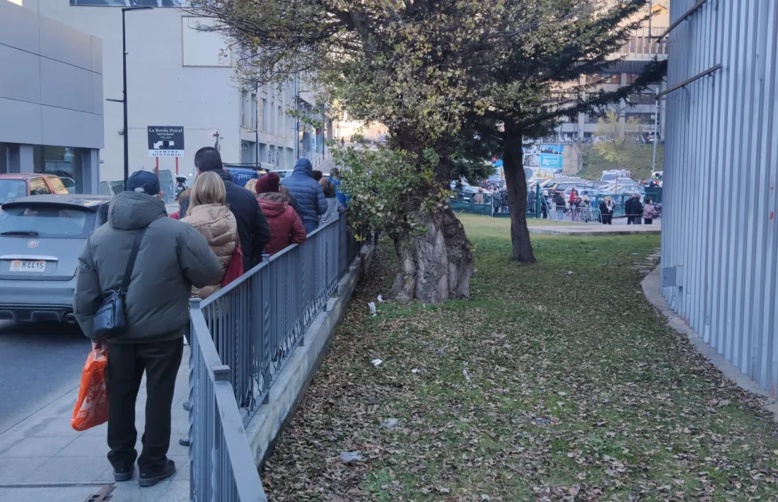 La cua ocupava tota la vorera del voltant de l'antiga plaça de Braus.