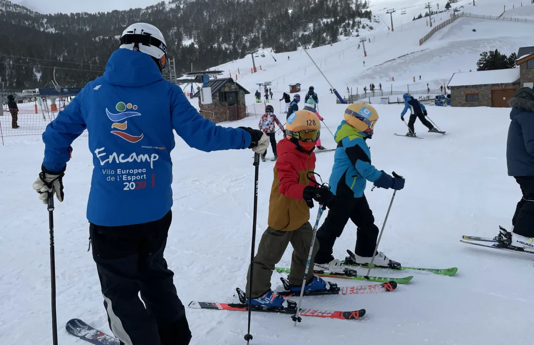 Infants a l'escola de neu del Comú d'Encamp.