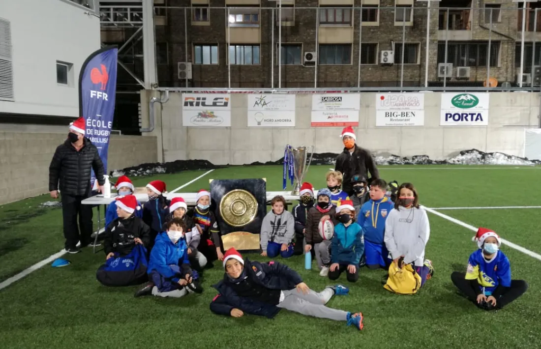 El grup U10 de l’Escola de Rugbi de la FAR amb els dos trofeus de l’Stade Toulousain.