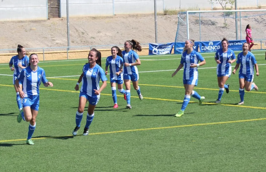 Maria Ruzafa, amb el 7, celebra un dels seus gols amb la samarreta de l’Águilas.