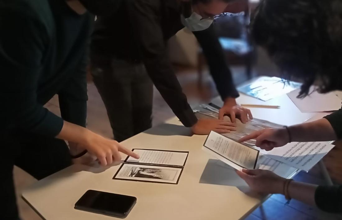 Les pistes condueixen a uns codis que permeten obrir els vuit cadenats de la maleta del tresor.