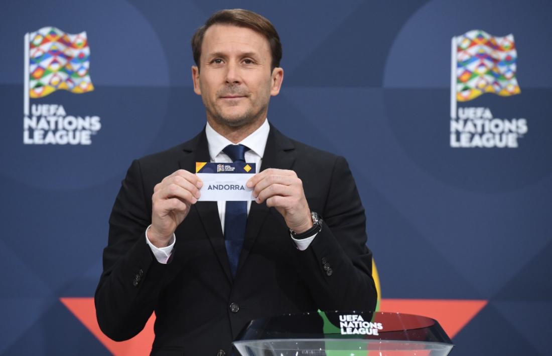 Gaizka Mendieta, exjugador del València i el Barça, va treure la ‘bola’ amb el nom d’Andorra al sorteig realitzat a Nyon.