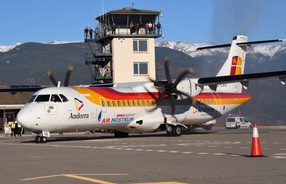L'avió procedent de Madrid en el moment d'aterrar a l'aeroport d'Andorra-la Seu d'Urgell.