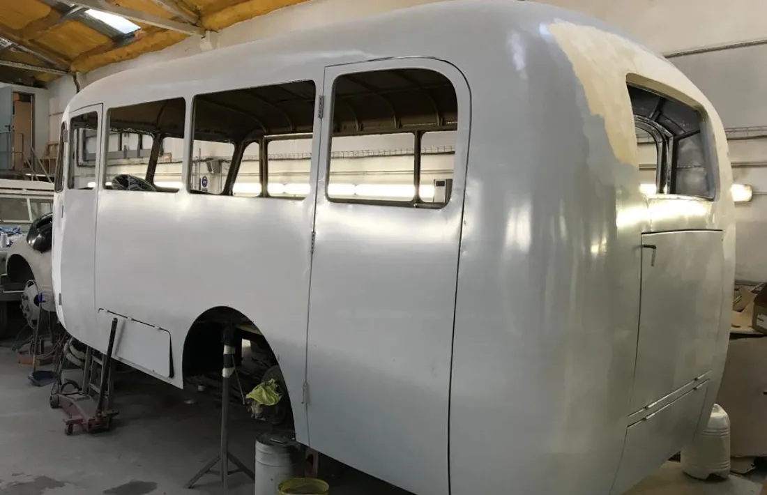 El Fargo la setmana passada al taller, ja amb la capa d’emprimació i esperant la mà de pintura que li ha de tornar els colors originals.