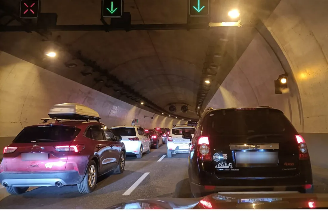 Vehicles aturats al túnel de la Tàpia.
