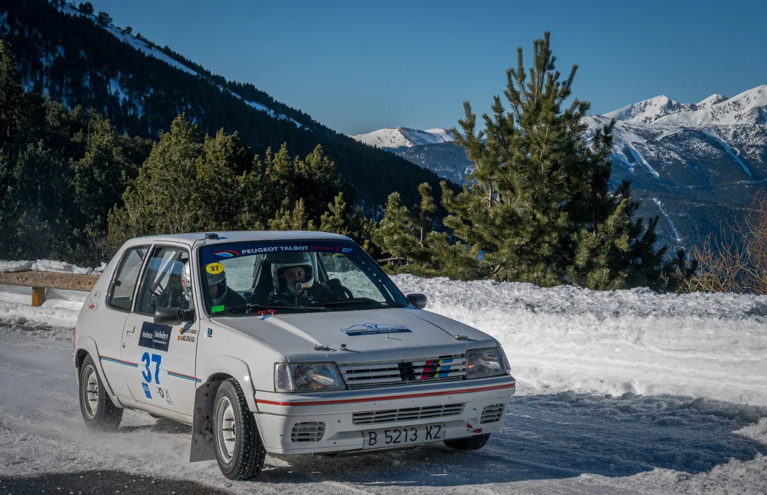 Àngel Bonavida i Anaïs Rigol, amb el Peugeot 205 Rallye, a l’Andorra Winter Rally. 