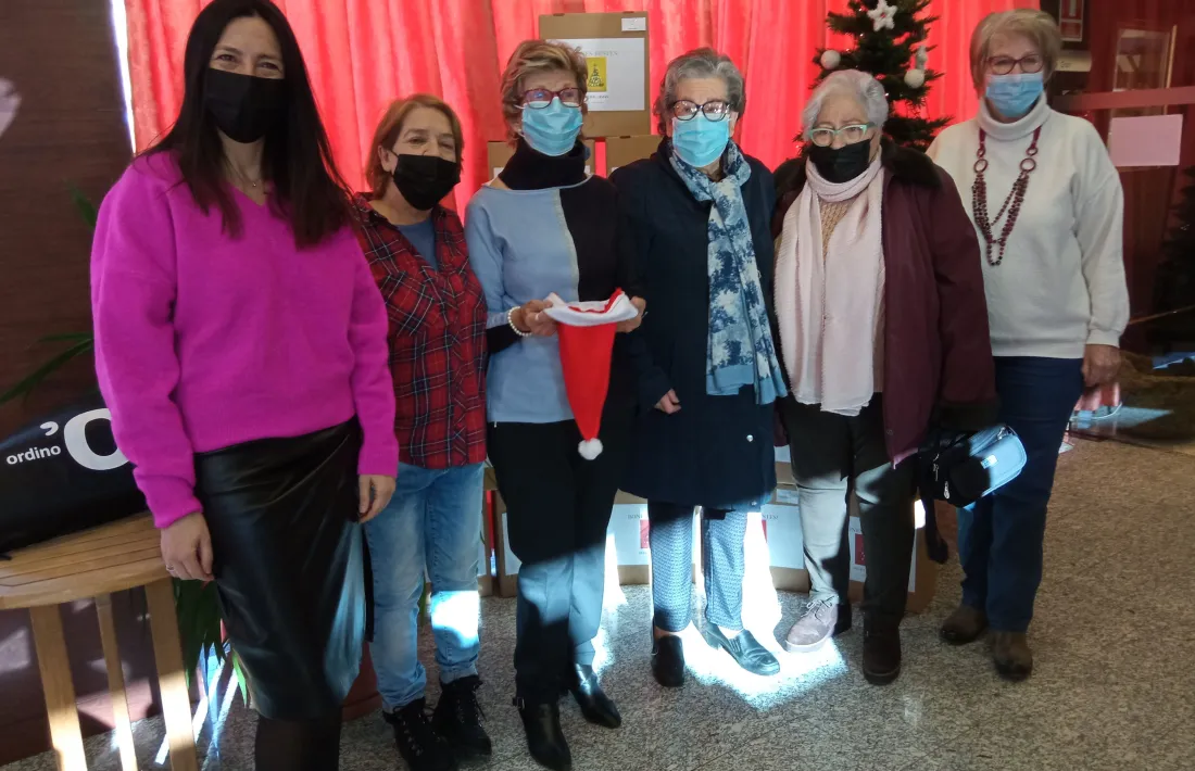 Choy, i algunes de les padrines de l'Associació de Gent Gran d’Ordino durant el sorteig de les paneres.