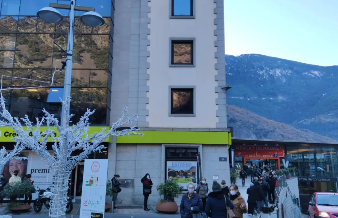 Ciutadans fent cua per recollir els tests gratuïts a la capital.