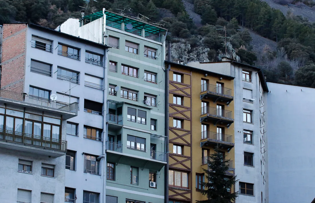 Un edifici d'habitatges del Principat.