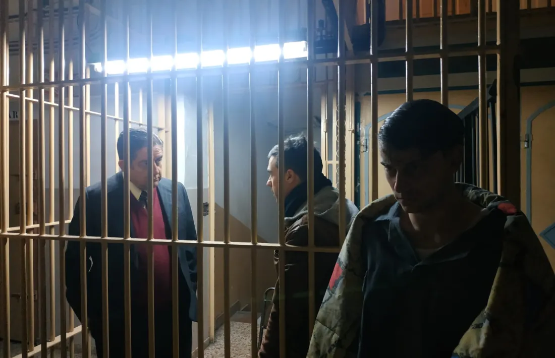 Pedro Casablanc, el botxí de ‘Verdugos’, rep instruccions del director, Santi Trullenque, mentre Víctor Rebull espera que l’executin.