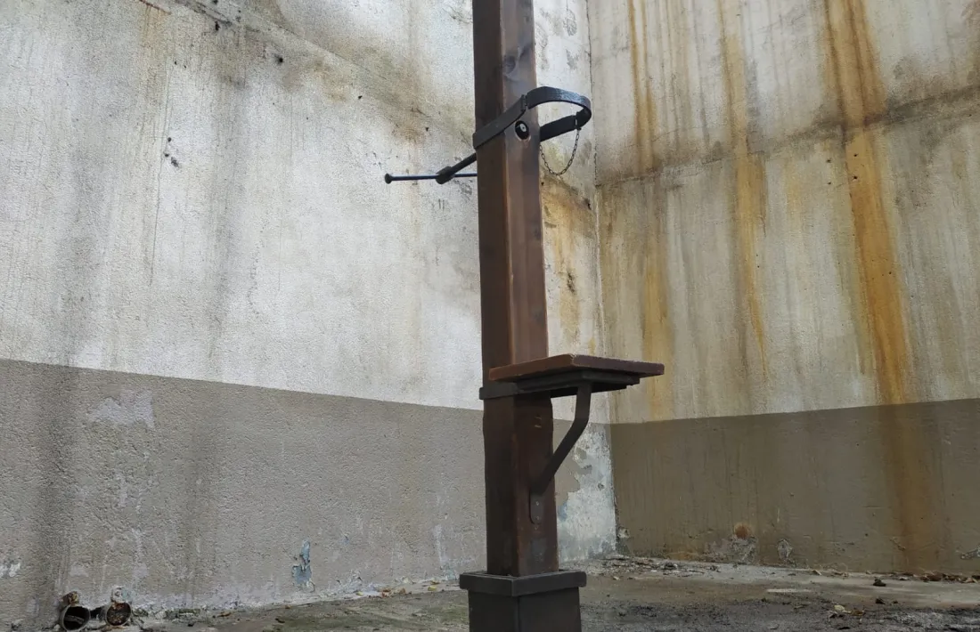 El garrot vil en què avui morirà Rebull ja s’aixeca al pati de la presó de Model de Barcelona: és d’atrezzo, no el de Patrimoni.