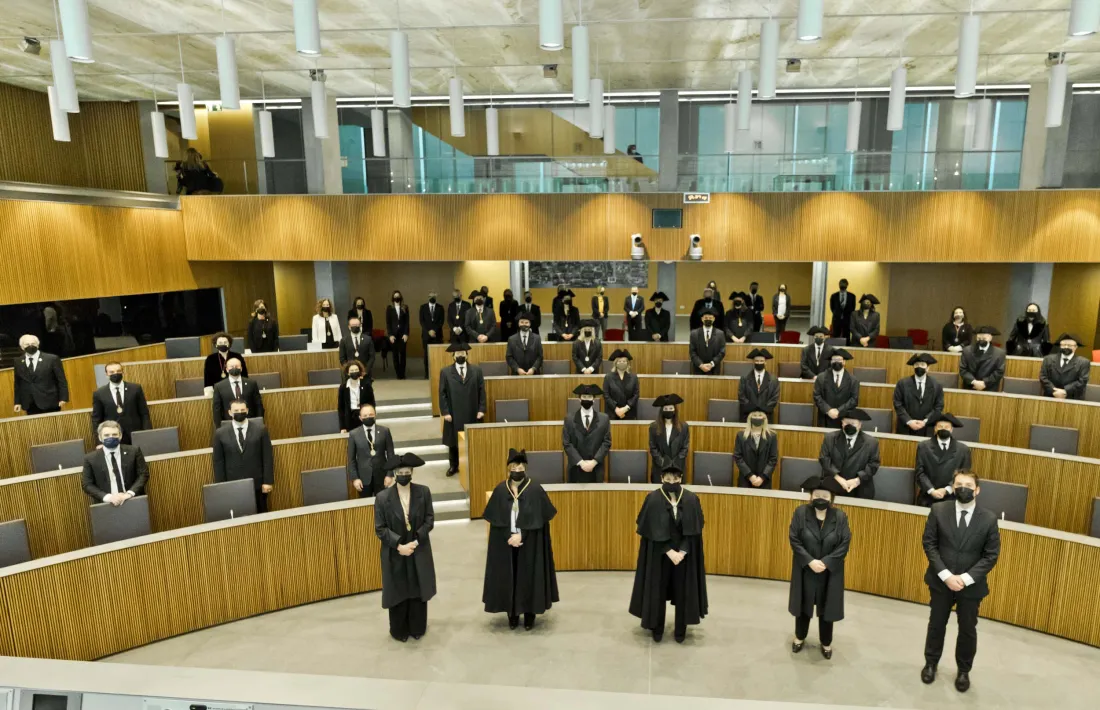 La foto de la sessió tradicional es va tornar a fer al nou hemicicle complint les normes de protecció contra la Covid.