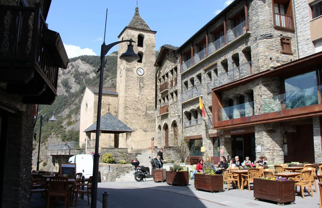El cas antic d'Ordino on es troba l'edifici del comú.