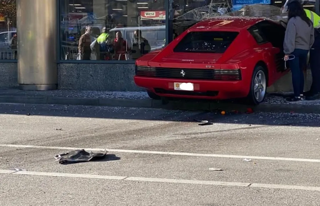El vehicle ha quedat encastat a l'aparador del centre comercial.