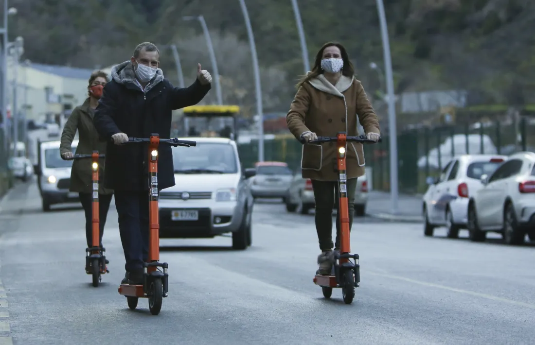 Els cònsols lauredians amb els patinets elèctrics amb què es va fer la prova pilot.