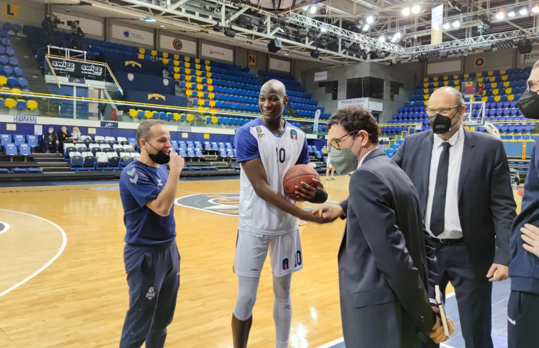 Francesc Solana saluda l’exjugador del MoraBanc Bandja Sy abans del partit d’EuroCup dels d’Ibon Navarro a Levallois.