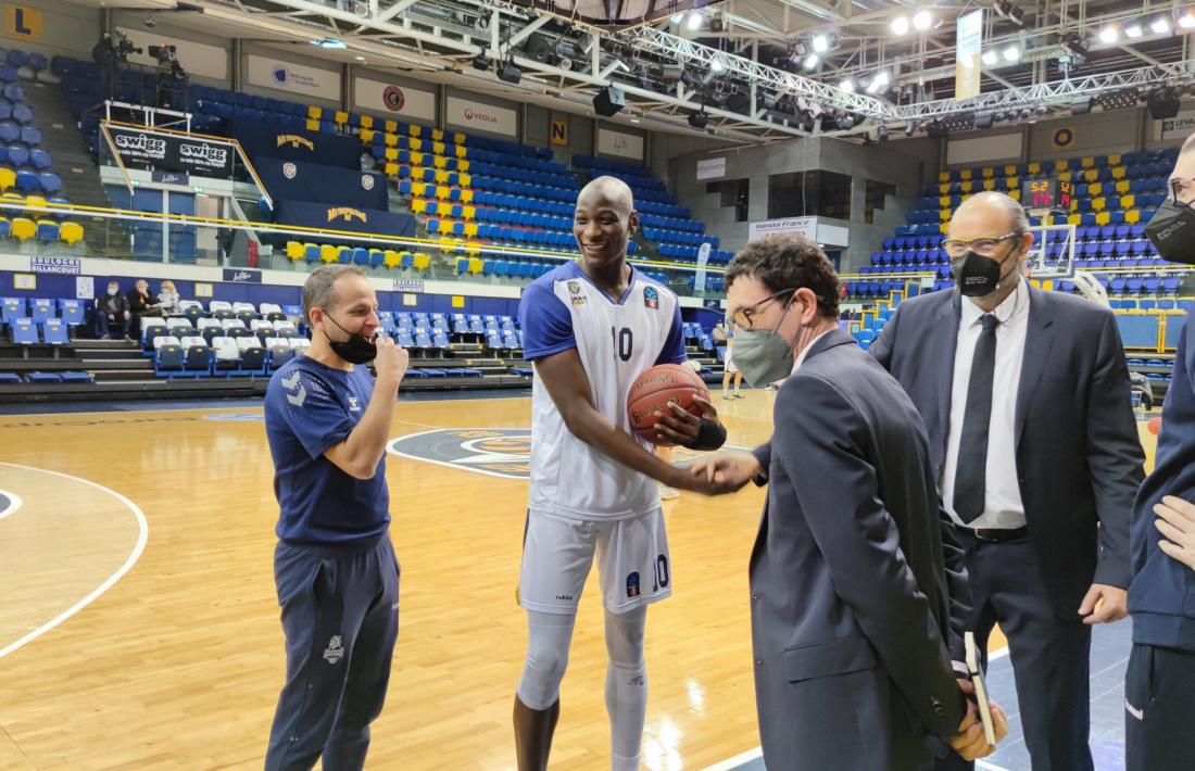 Francesc Solana saluda l’exjugador del MoraBanc Bandja Sy abans del partit d’EuroCup dels d’Ibon Navarro a Levallois.