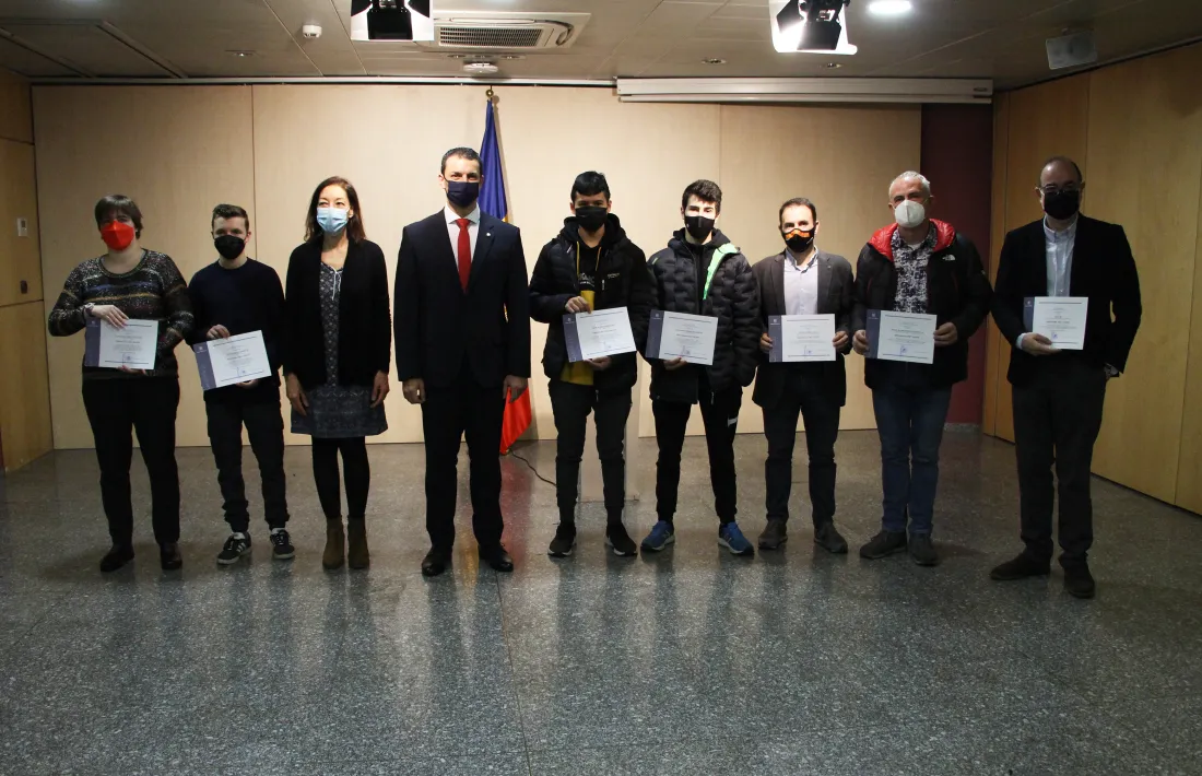 L'entrega de diplomes als joves que han participat en el programa Tinc Talent.