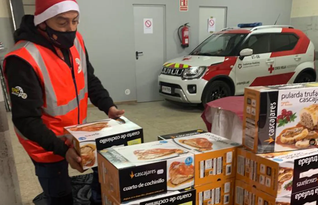 Els menús de Nadal per a les famílies usuàries de la botiga solidària.