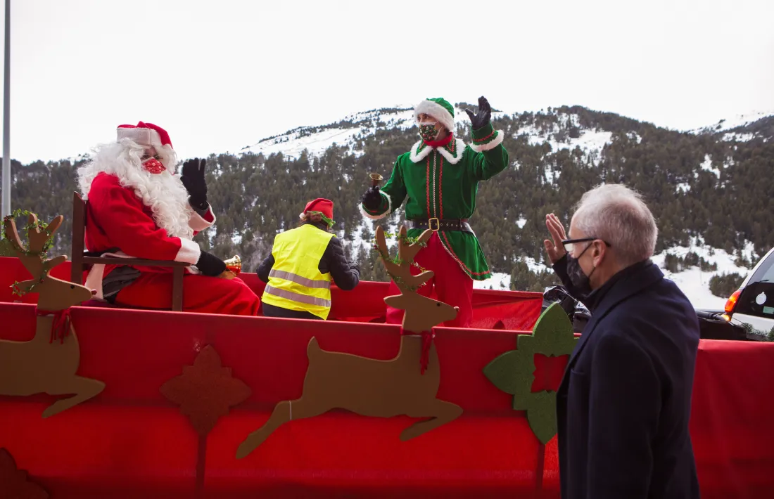 Francesc Camp rebent el Pare Noel l'any passat.